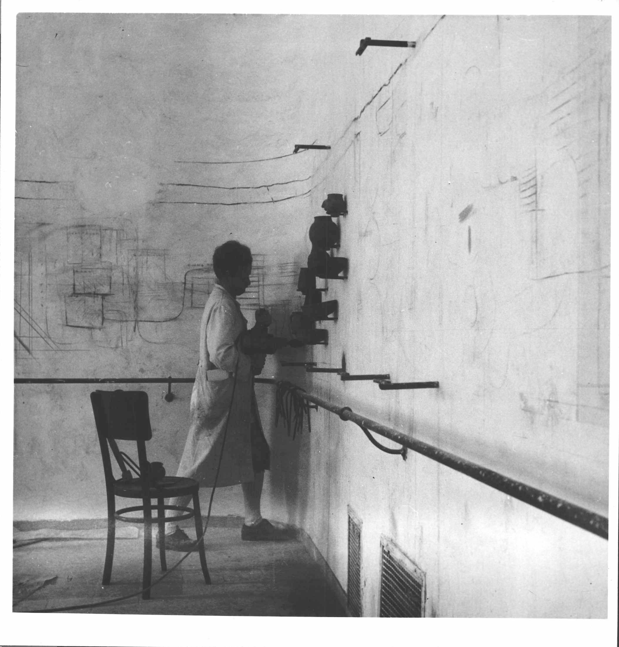 10. kép A kivetített tervanyag szerint rakják fel az installációkat..jpg