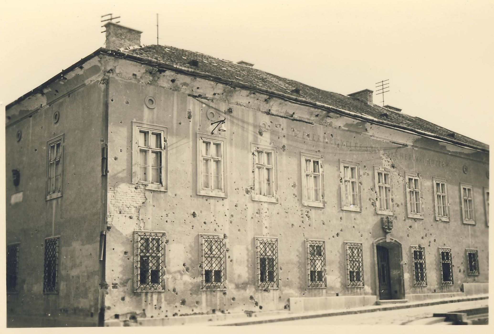 1 kép A Múzeum épülete a második világháború után (fotó Molnár Tibor)..JPG