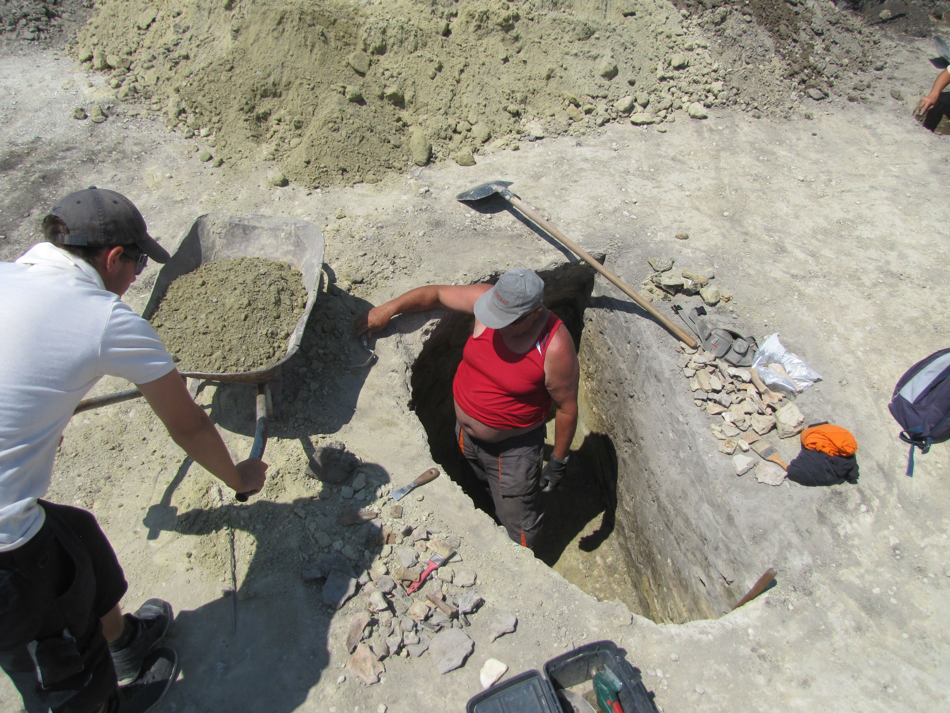 Középső bronzkori, méhkasos oldalú gödör feltárás közben.