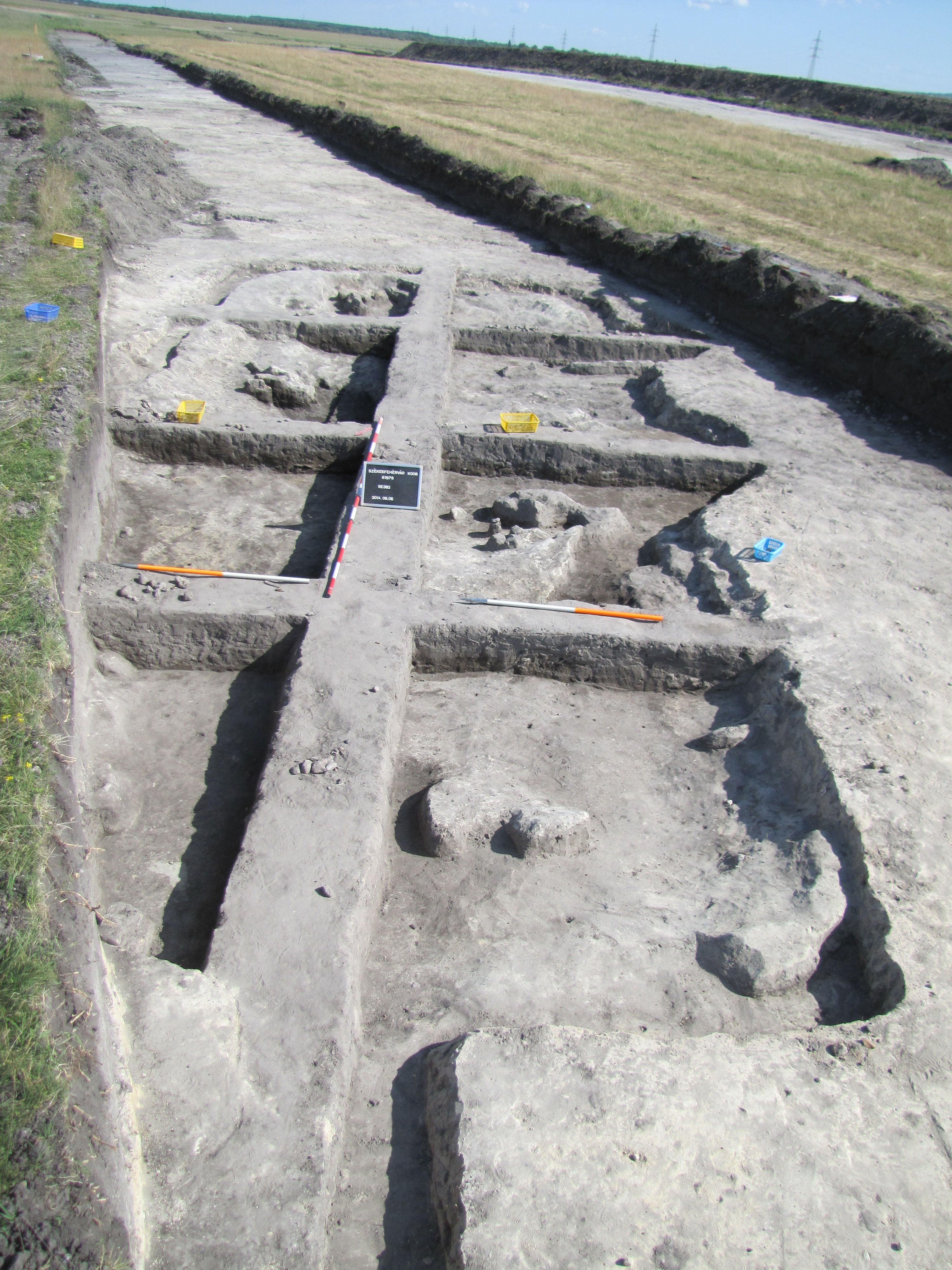A nagy méretű korai Árpád-kori ház feltárás közben. A ház méreteiben teljesen elüt a település többi épületétől.