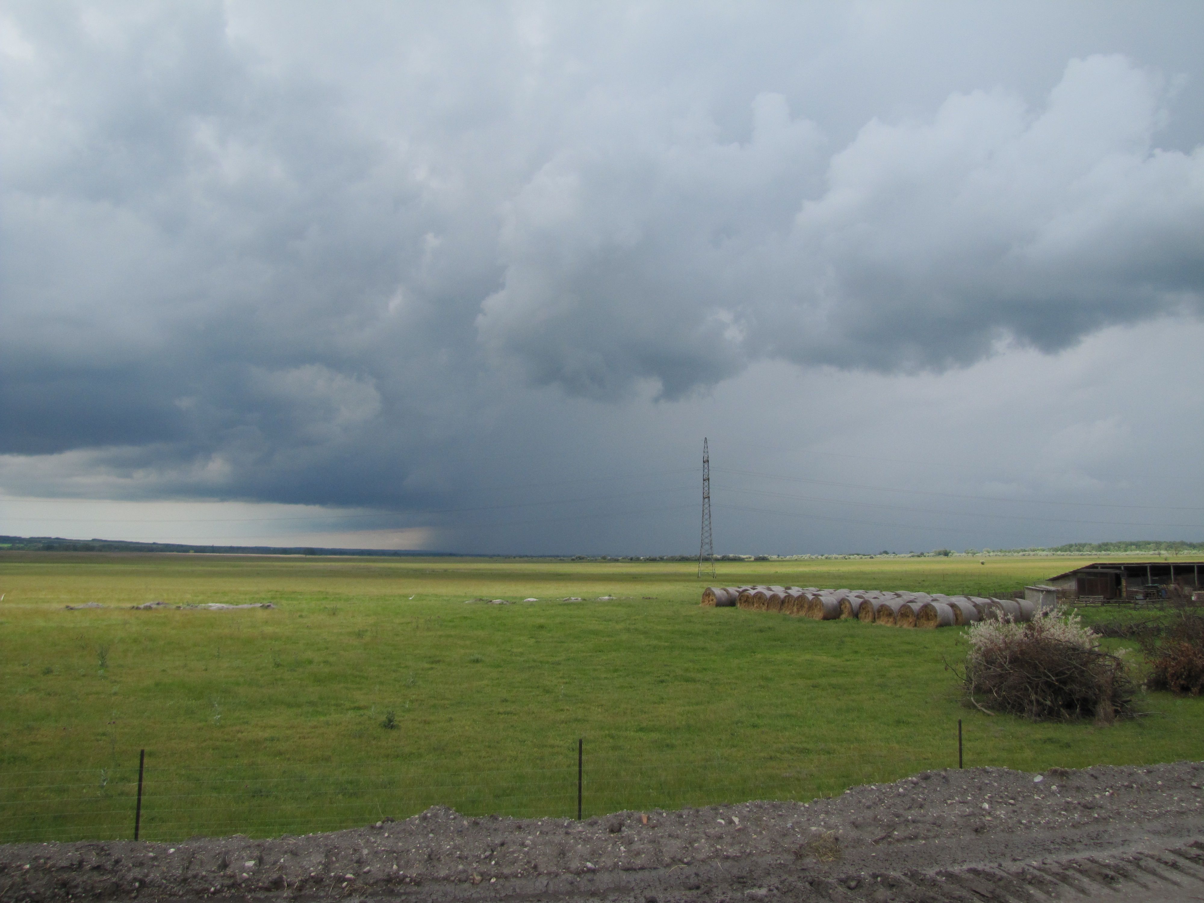 A régészek szerencséje: intenzív zivatar vonult el a feltárási terület mellett, azonban az eső minket nem érintett, tudtuk folytatni a munkát.