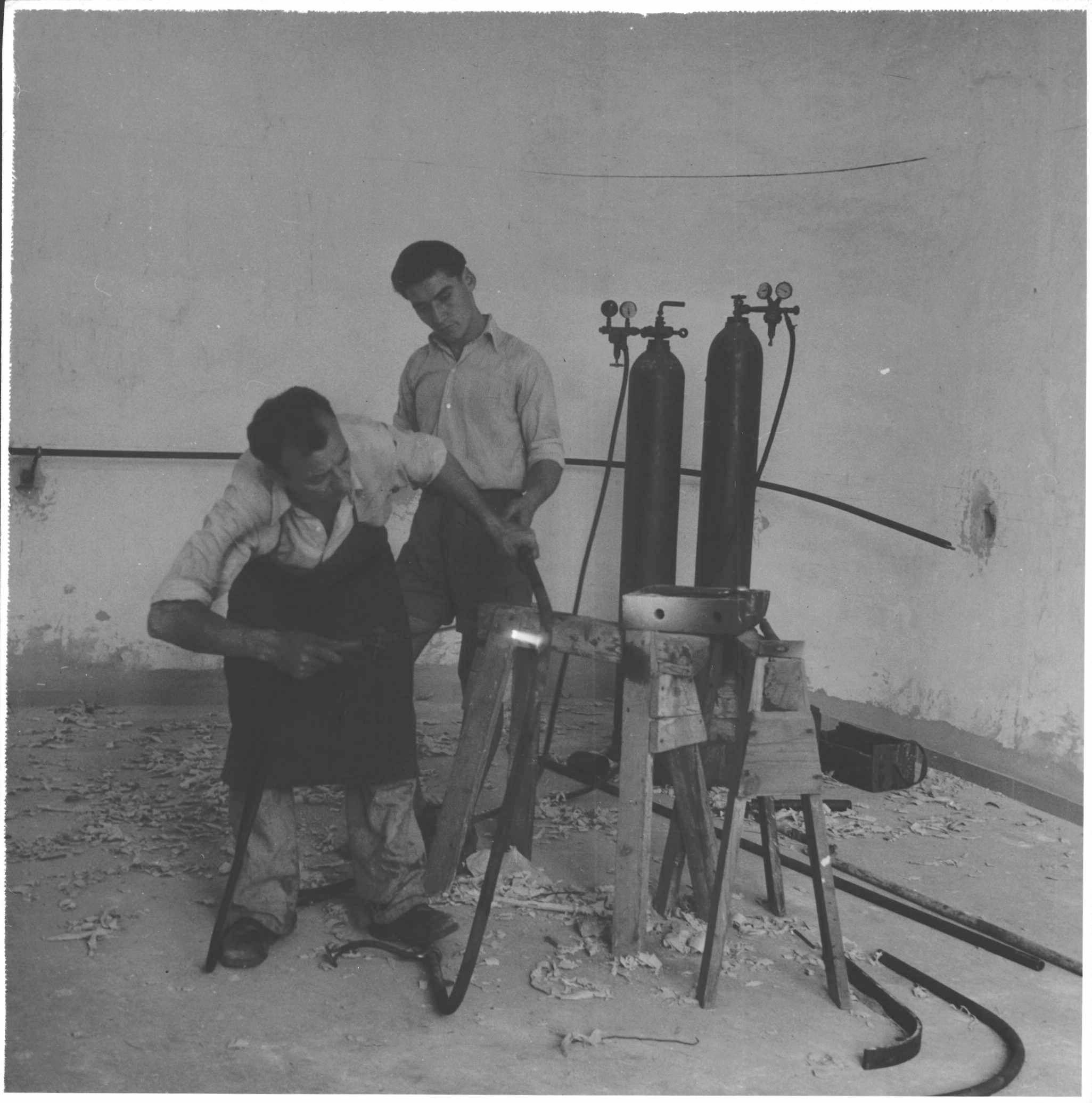 8. kép A kiállításépítő brigád hegeszti az installációt.jpg