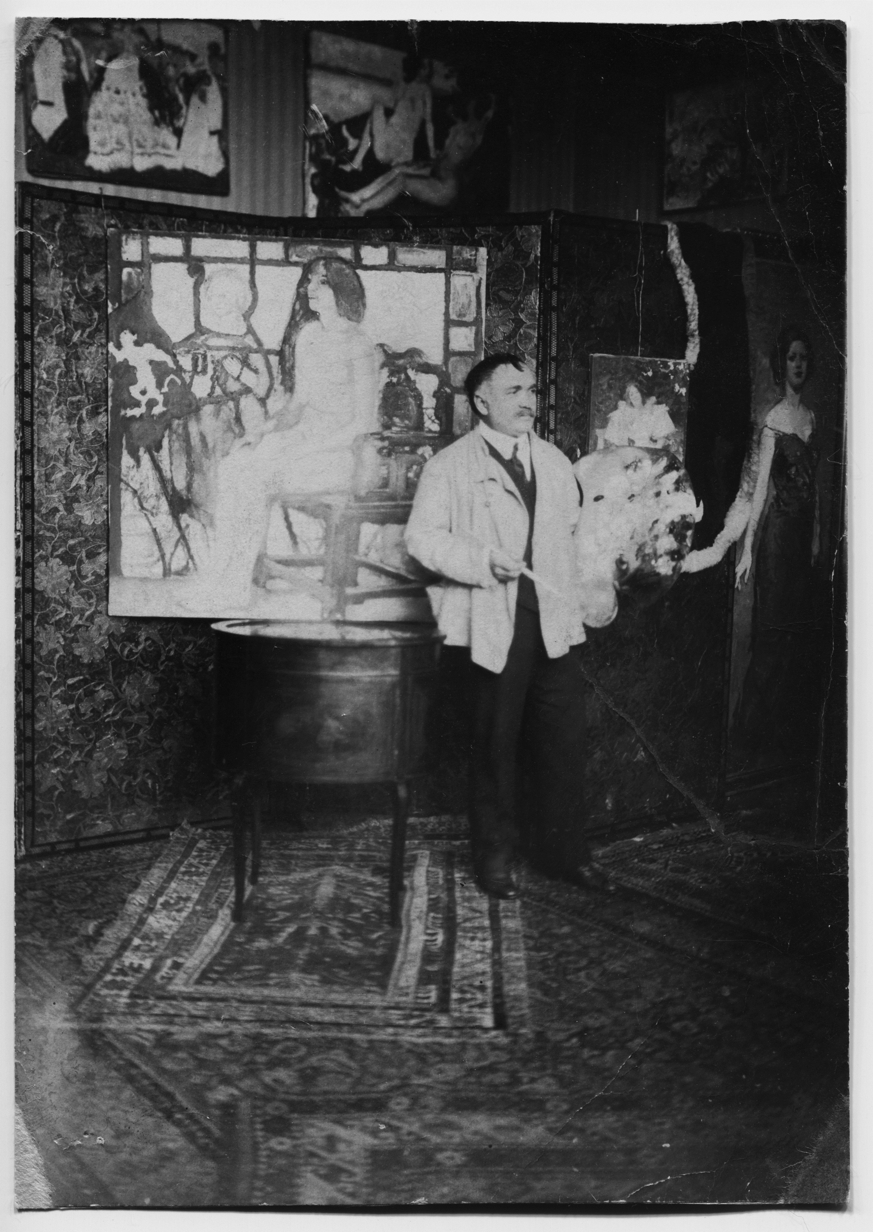 Műtermében a Két bálvány előtt, 1912