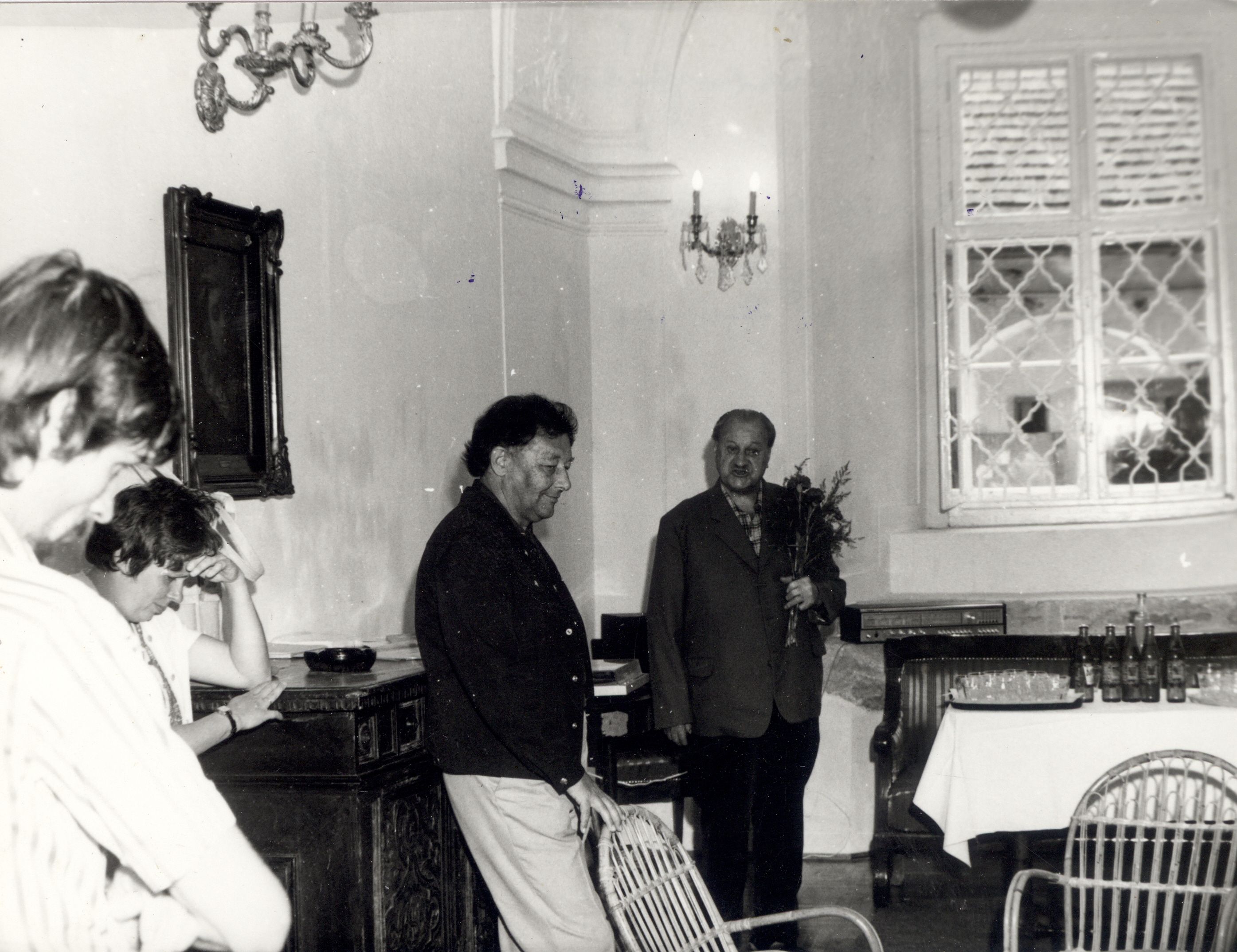 Lencsés József (1902-1995), a legendás Lencsés bácsi köszöntése a múzeumban 1982-ben. Balról jobbra: Fülöp Gyula, Kovalovaszky Márta, Fitz Jenő, Lencsés József (Fotó: Szent István Király Múzeum)