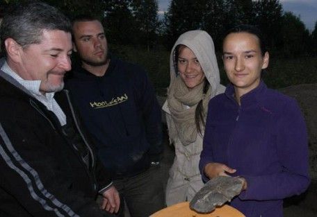 Magyar régészek 10. századi halotti maszk feltárásának örülnek a bojanovói (Perm) temető feltárásán.