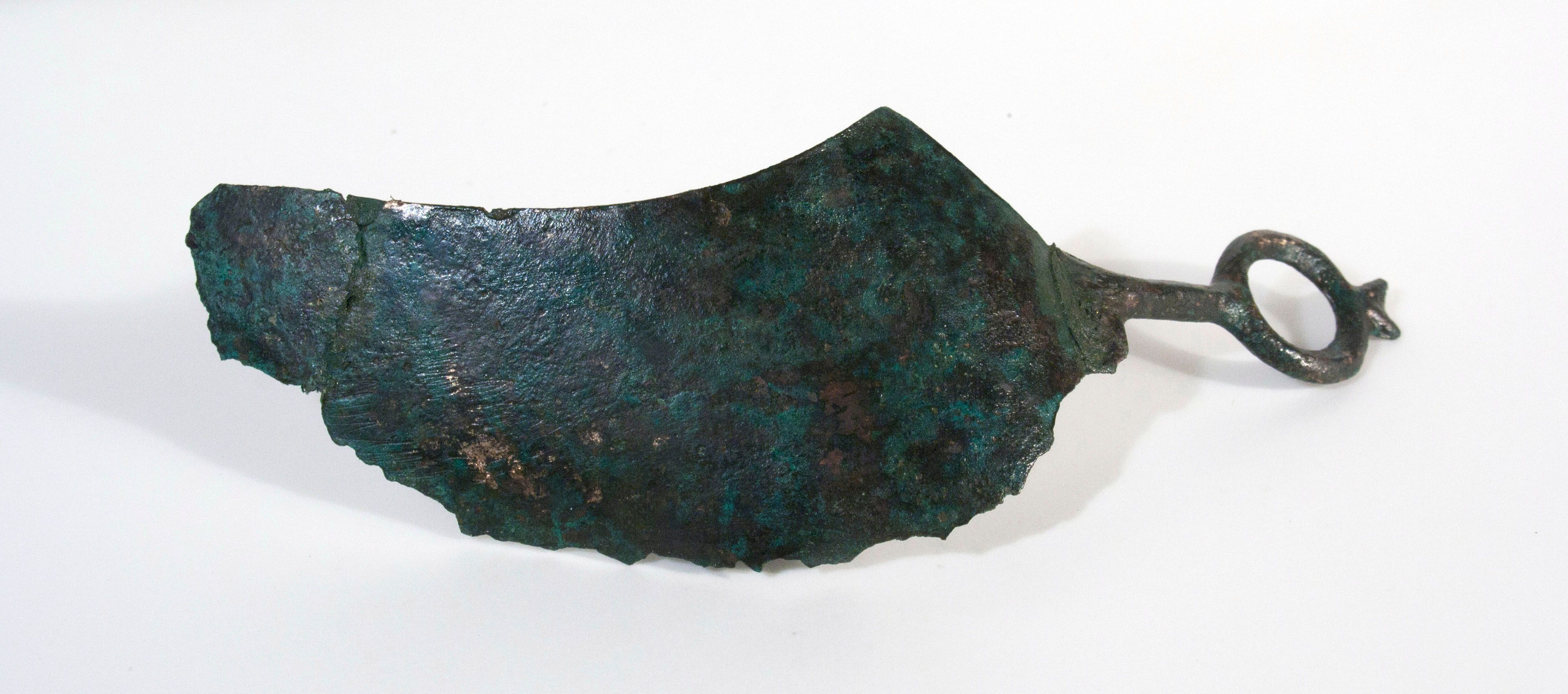 Bronzborotva a későbronzkori urnamezős kultúra idejéből.