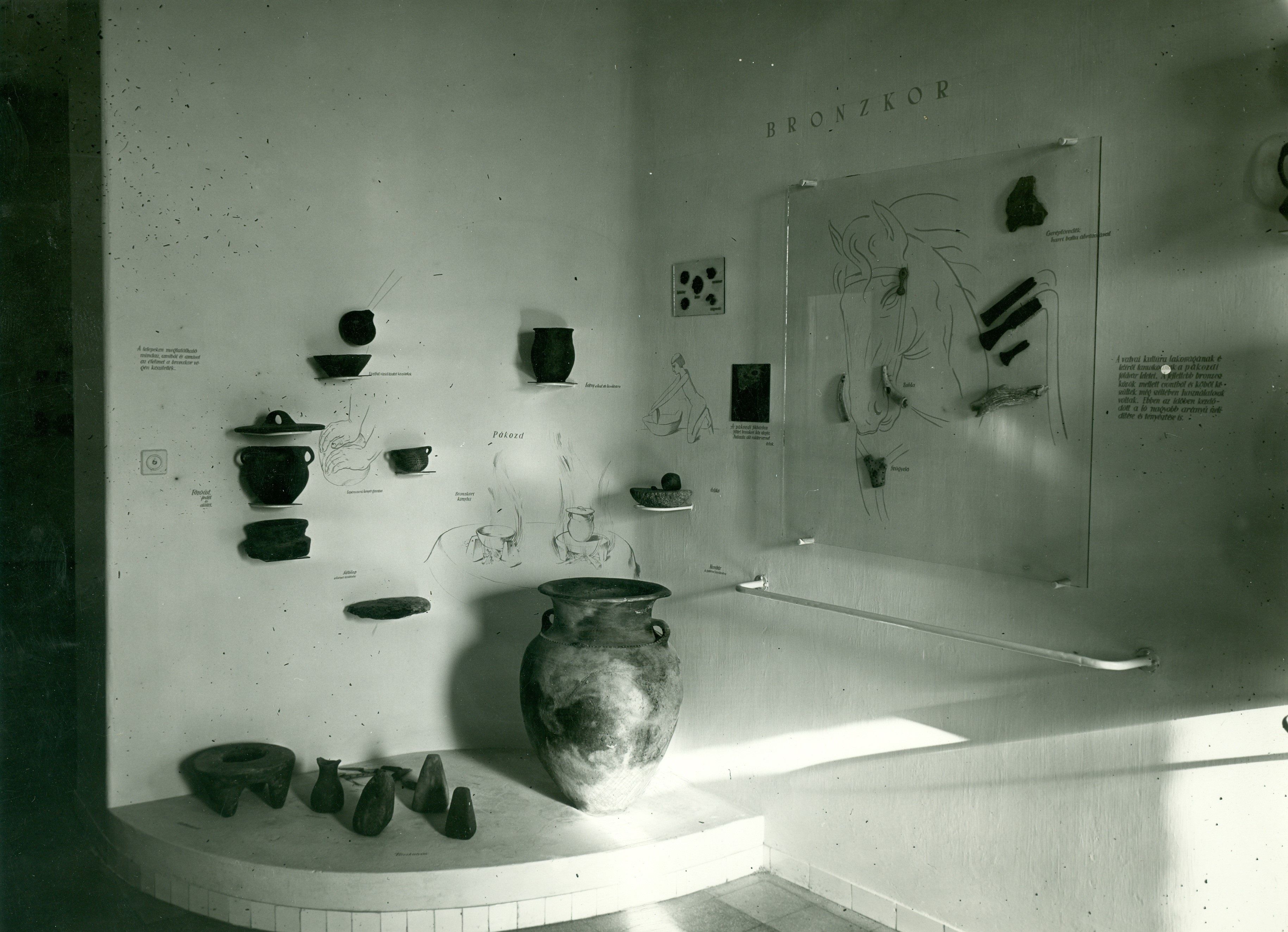 A múzeum állandó kiállításának bronzkori szekciója. (István Király Múzeum, 1950)