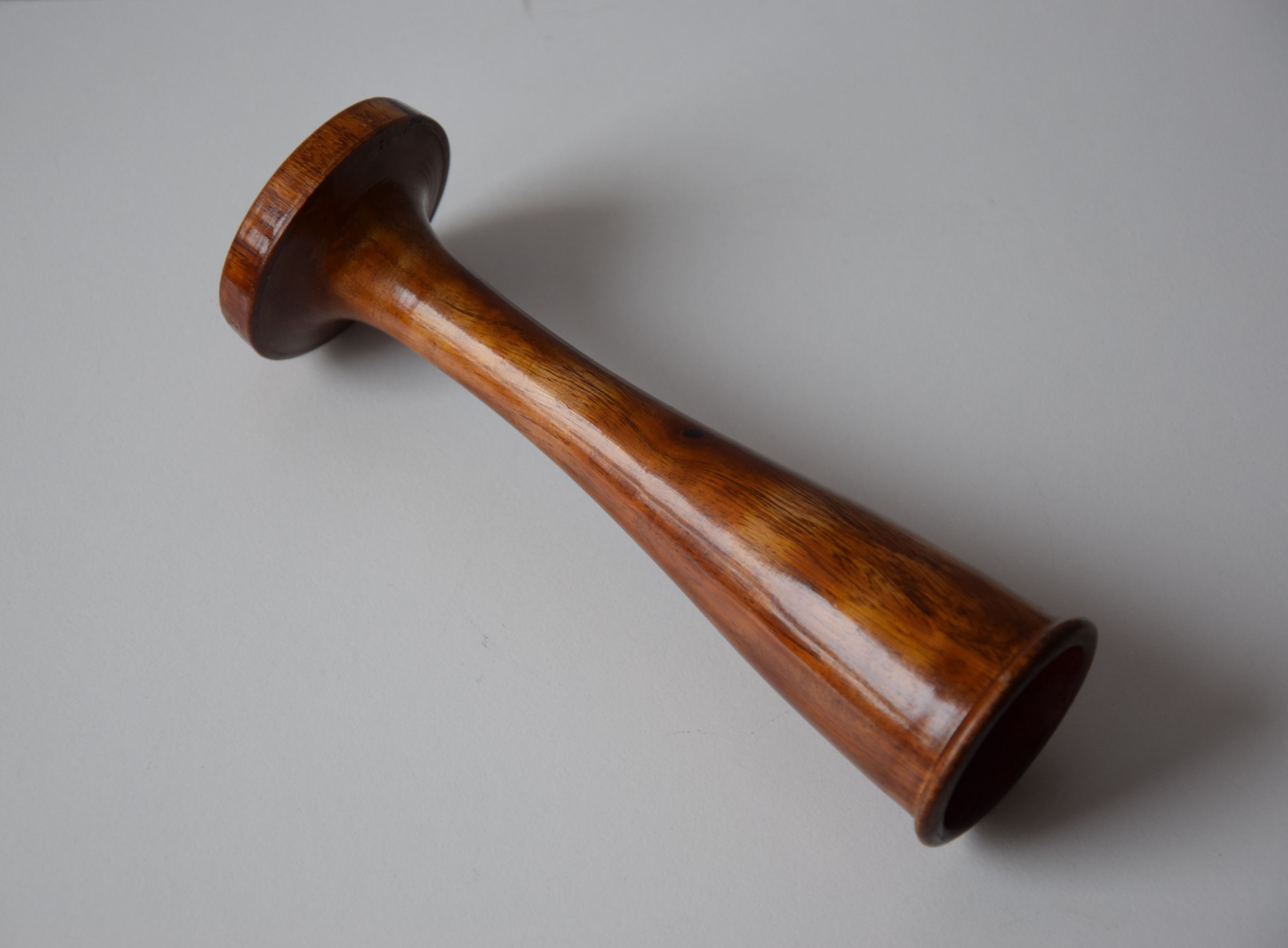 Az egyik kukucskáló dobozban egy ehhez hasonló fa sztetoszkóp található, mely régen a bábatáska kellékei közé tartozott. A magzati szívhangot ellenőrizték vele. Az ultrahangos vizsgálatok elterjedéséig az orvosok is ezt használták. A képen látható sztetoszkóp a kiállításban kipróbálható. 