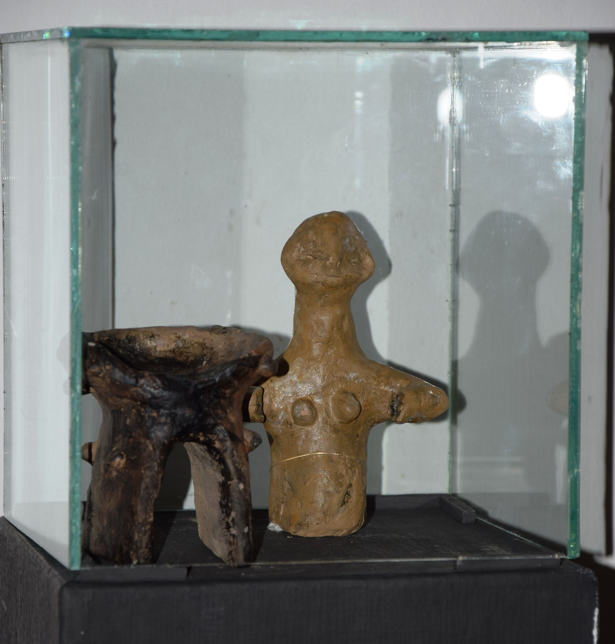 Töredékes női agyagszobor kis oltárkával a Kr. e. 5. évezredből. A szobor Felsőörsről, egy újkőkori település régészeti feltárása során került elő. 