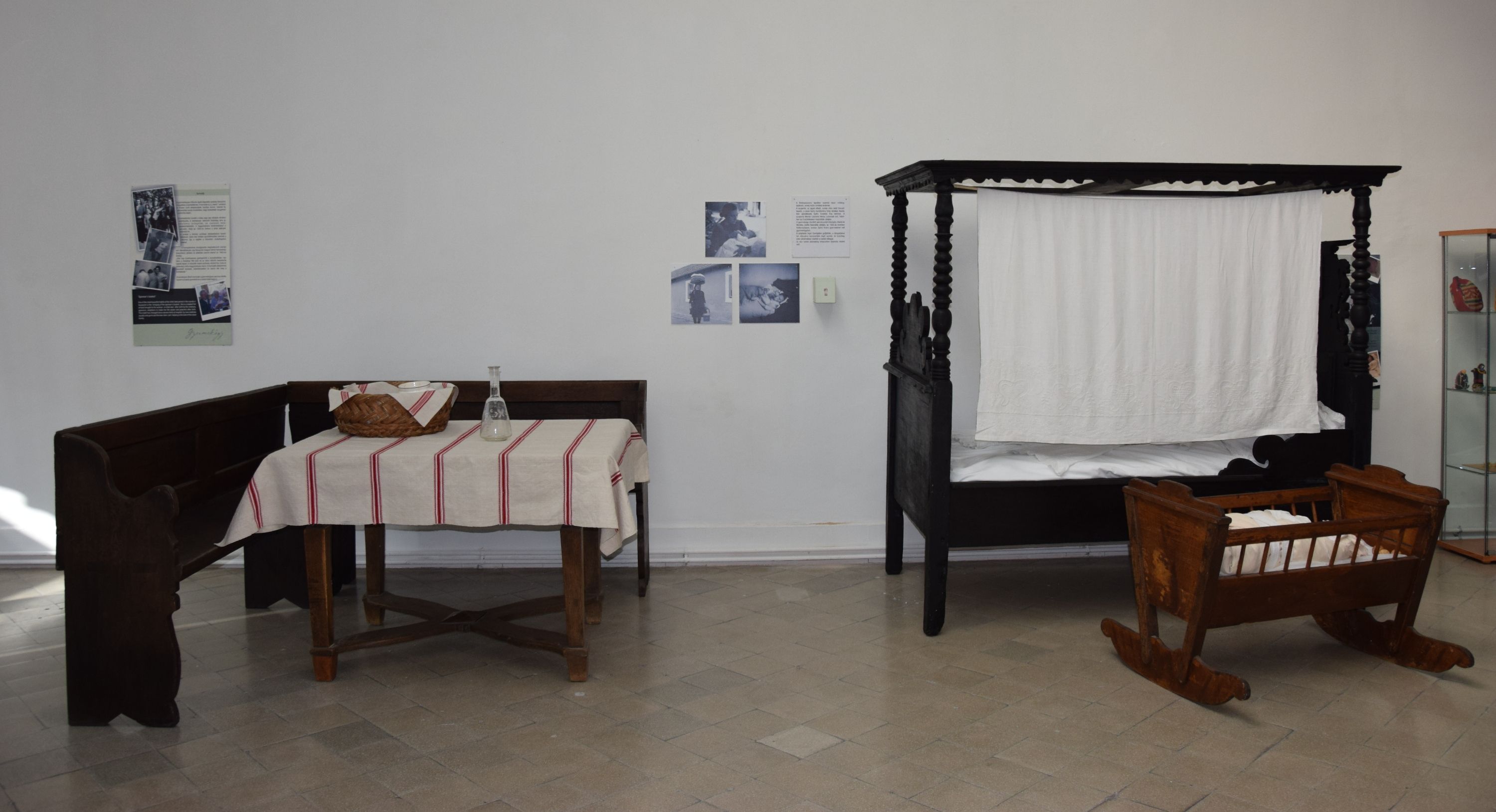 A 19. század közepén egy kapuvári asztalosműhelyben készült a kiállításban látható Boldogasszony ágya. Mellette a komatálvivés ábrázolása, a komakosár hagyományos edényeivel.