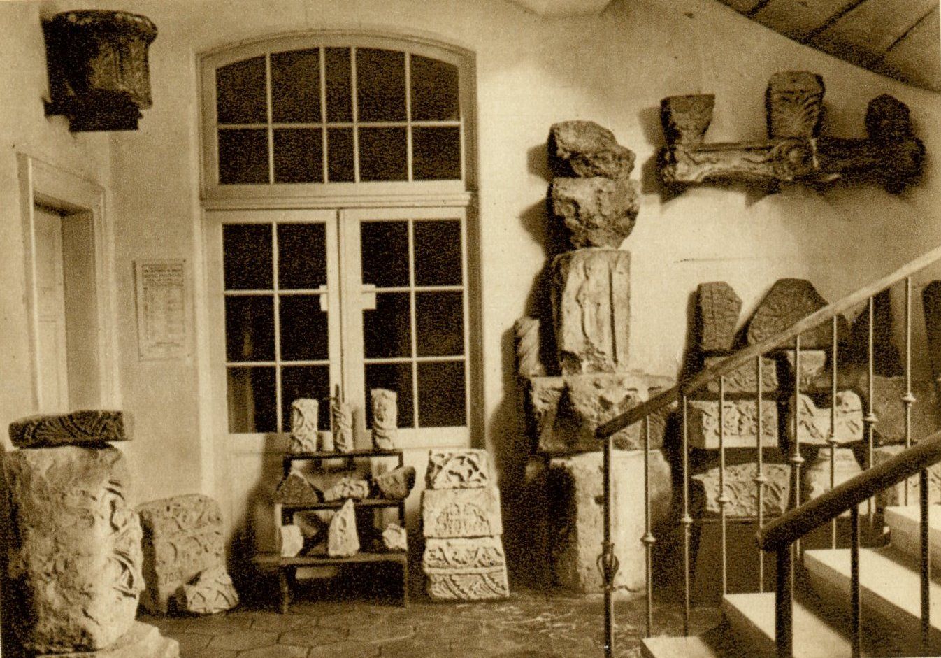 faragvanyos kovek szt. istvan bazilikabol + a muzeum lepcsohaza, 1930 (1)