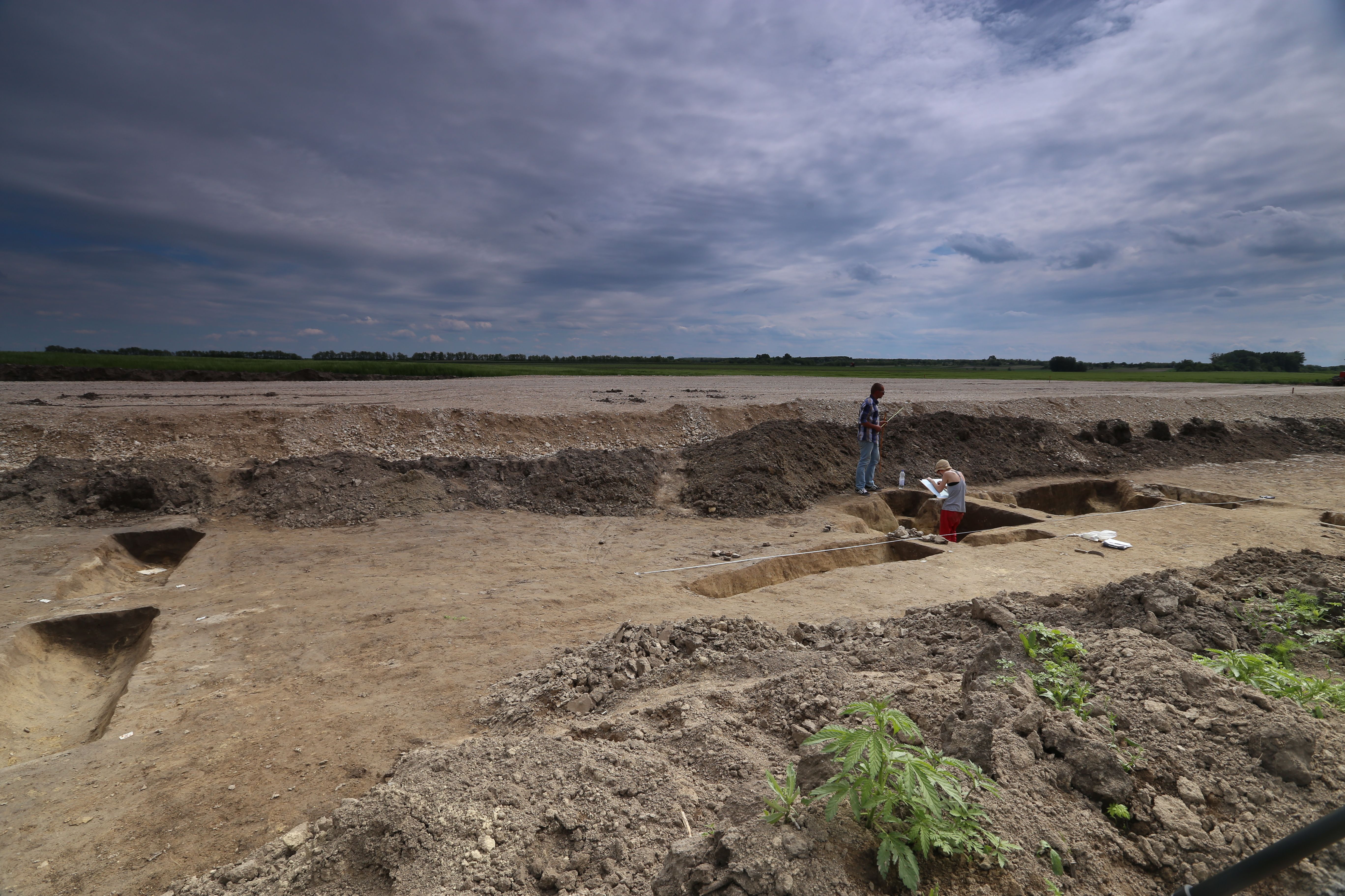 Közvetlenül az ásatás mellett már megépült az útalapozás. A régészeknek sokszor rendkívül szűk határidő áll rendelkezésére a megelőző feltárás szakszerű elvégzéséhez.