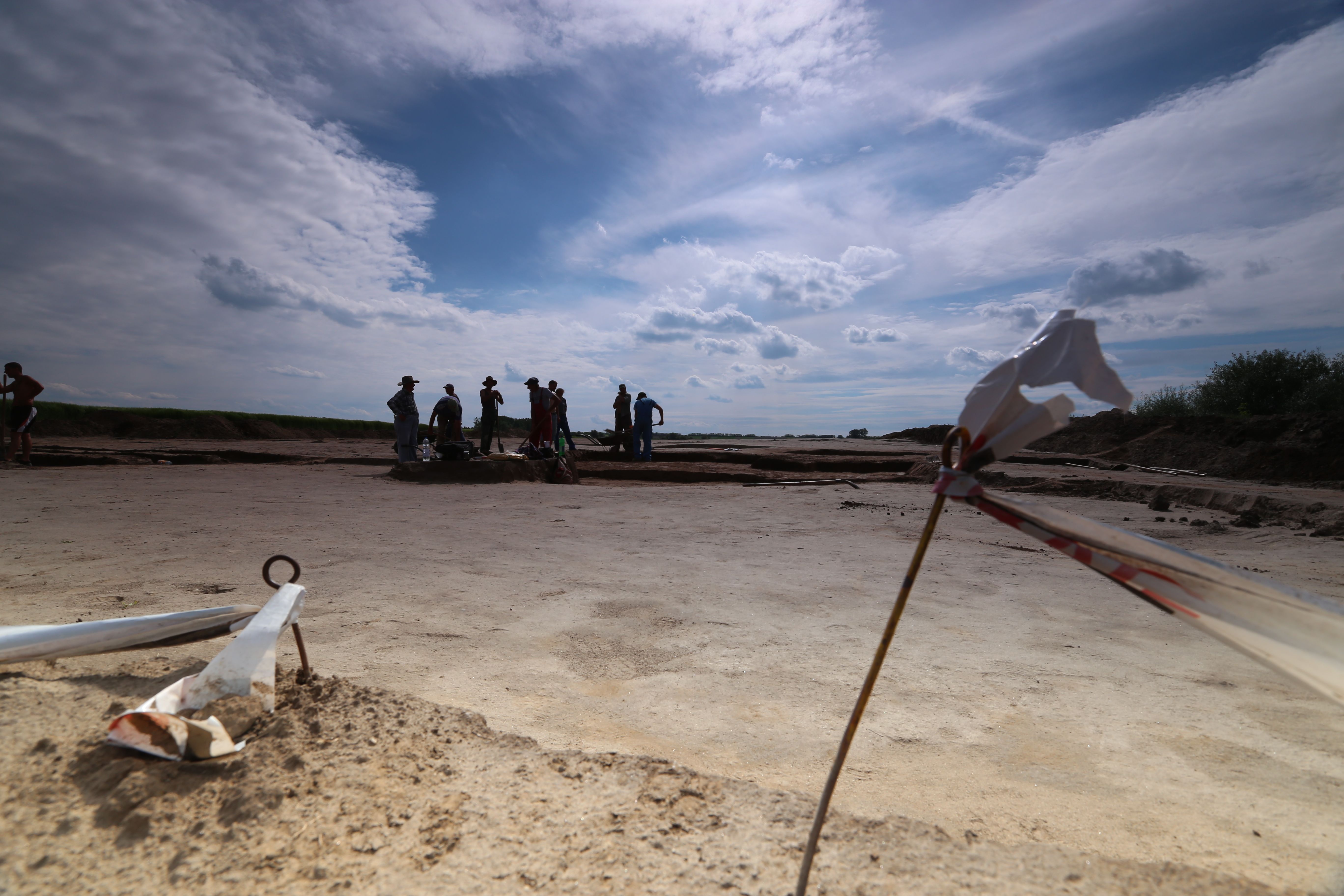 Az ásatás területét szalaggal kerítették el, hogy az útépítésen dolgozó munkagépek véletlenül se tévedjenek be a feltárás ideje alatt, kárt okozva a régészeti lelőhelyben, vagy veszélyeztetve a feltáró stáb testi épségét.
