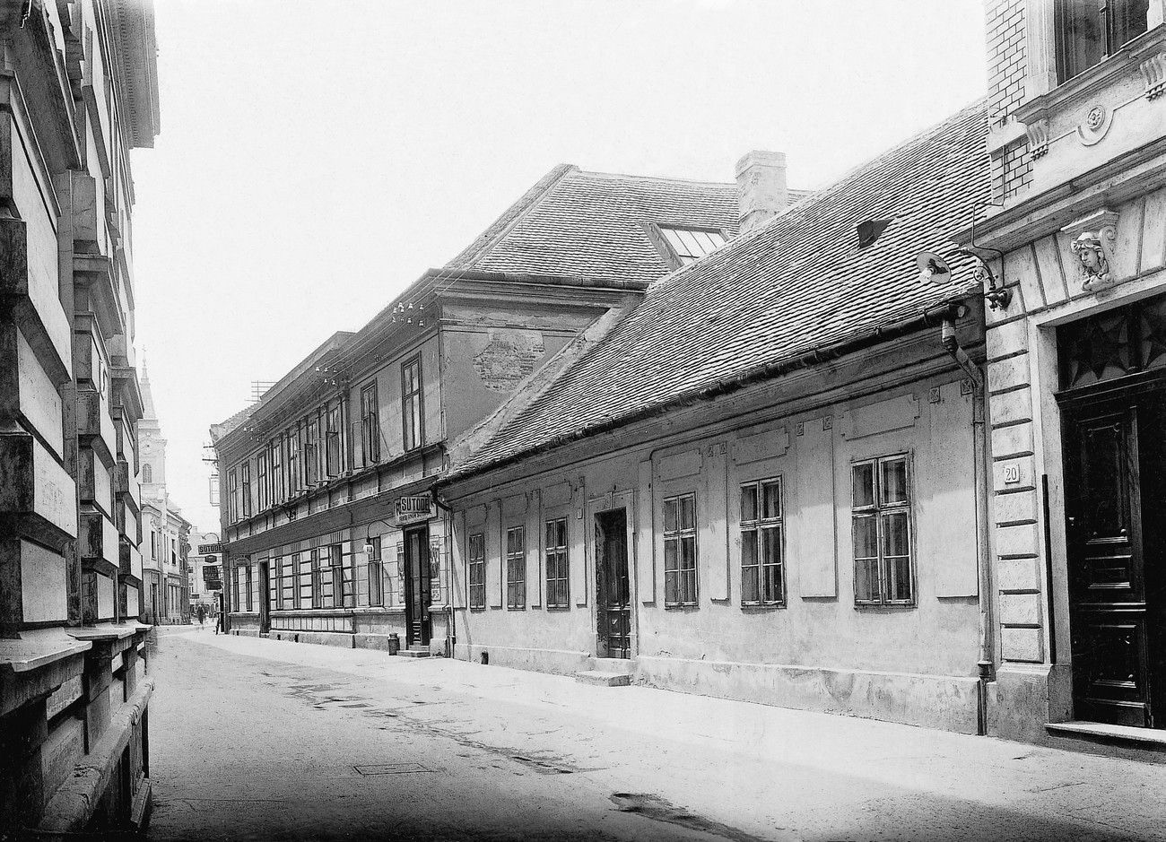 muzeum első otthona az emeleten 1911-28. Oskola u. 16. 1938-ban bontottak le a Csok Keptar epitese miatt. (1)