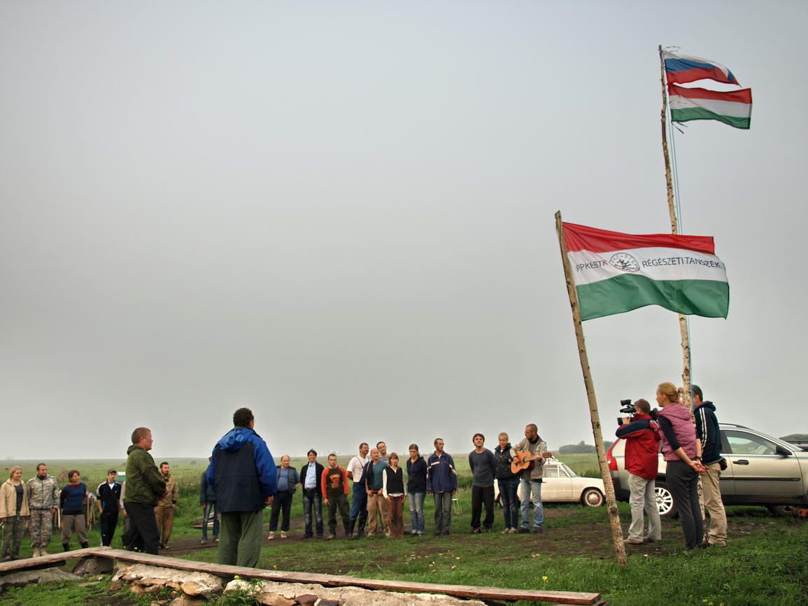 Orosz és magyar régészek ünnepélyes zászlófelvonások mellett nyitják meg a 2014. évi ásatási szezont Uelgiben.