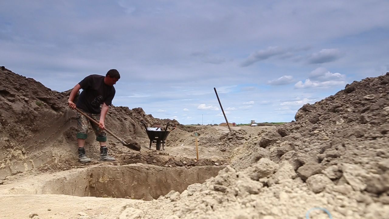) A régészeti objektumok bontásának java részét ásóval végzik el a régészek, technikusok és ásatási segédmunkások. Csak a finombontáshoz ragadnak kaparót, spaklit, horolót vagy éppen szeneslapátot.