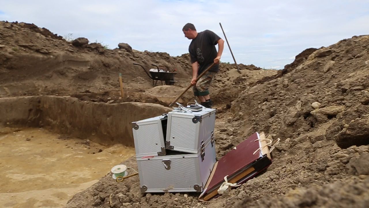 A régészeket segítő technikusok igen összetett felszerelésüket táskában hurcolják magukkal a terepen.