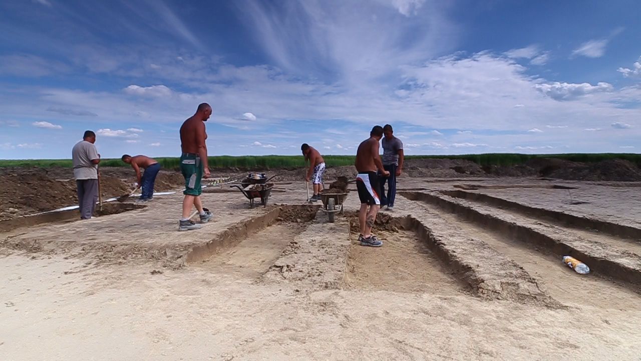 Ahol gép a régészeti jelenségek veszélyeztetés nélkül már nem mehet a felszínre, vagy a régészet objektumok olyan rétegben jelentkeztek, amely alatt még további jelenségek előkerülésére lehet számítani, ott is az ásatási munkások fizikai erejét veszik igénybe.