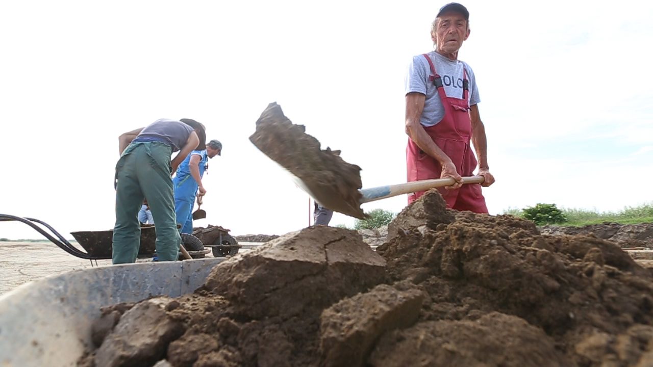 Az ásatási munkások végzik el a kézi földmunkát. Régészek és technikusok irányításával távolítják el köbméterszámra a földet, hogy a régészeti objektumok a maguk valóságában táruljanak a szakértő szemek elé.