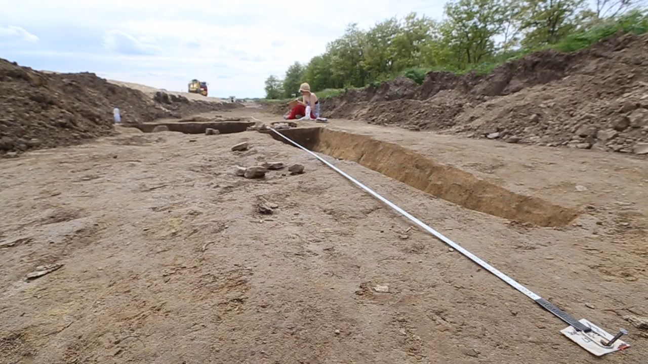 A kifeszített hosszú mérőszalag képezi a tengelyt, amihez az úgynevezett felszínrajz készül.