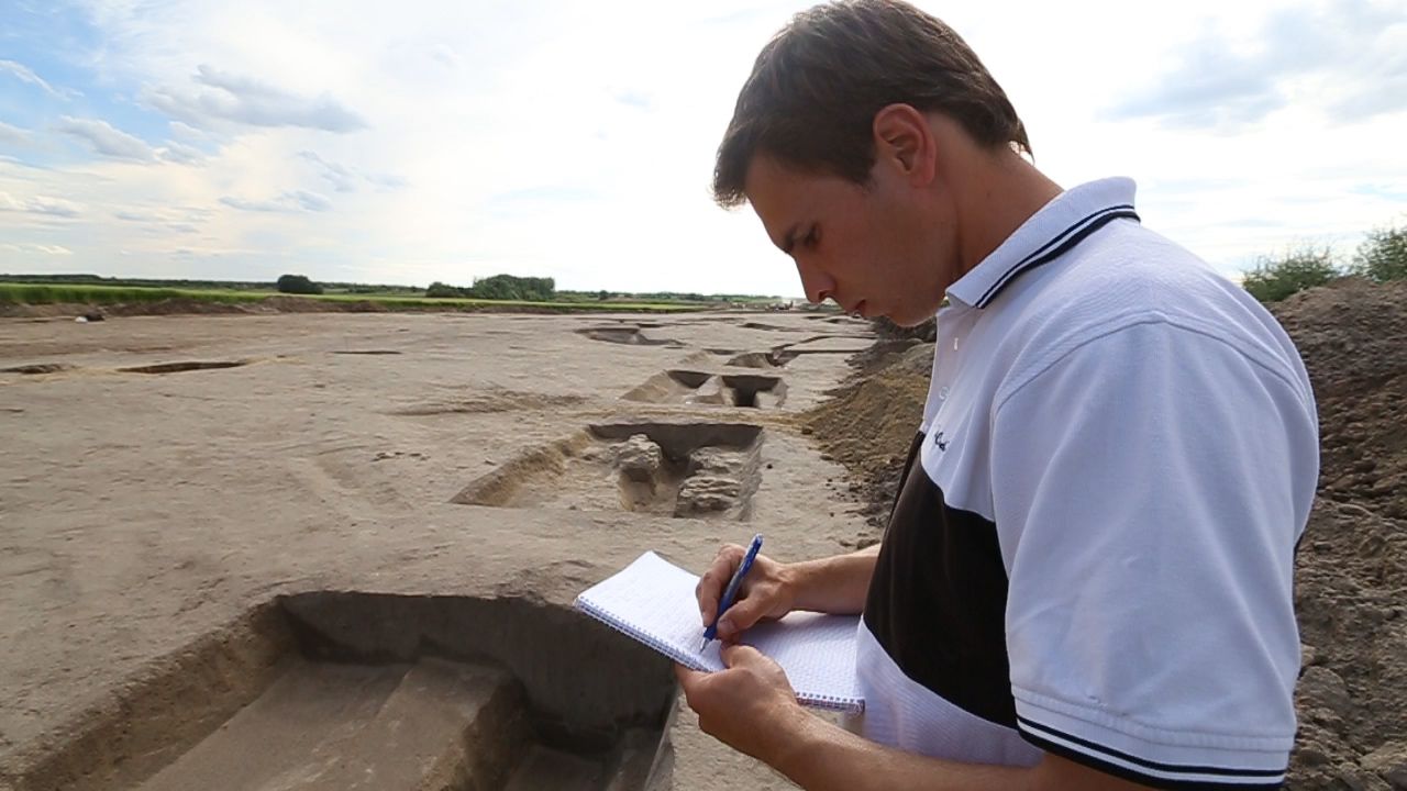 Az ásatásvezető régész minden nap az általa vezetett feltárási naplóban összegzi az eredményeket és megfigyeléseket.
